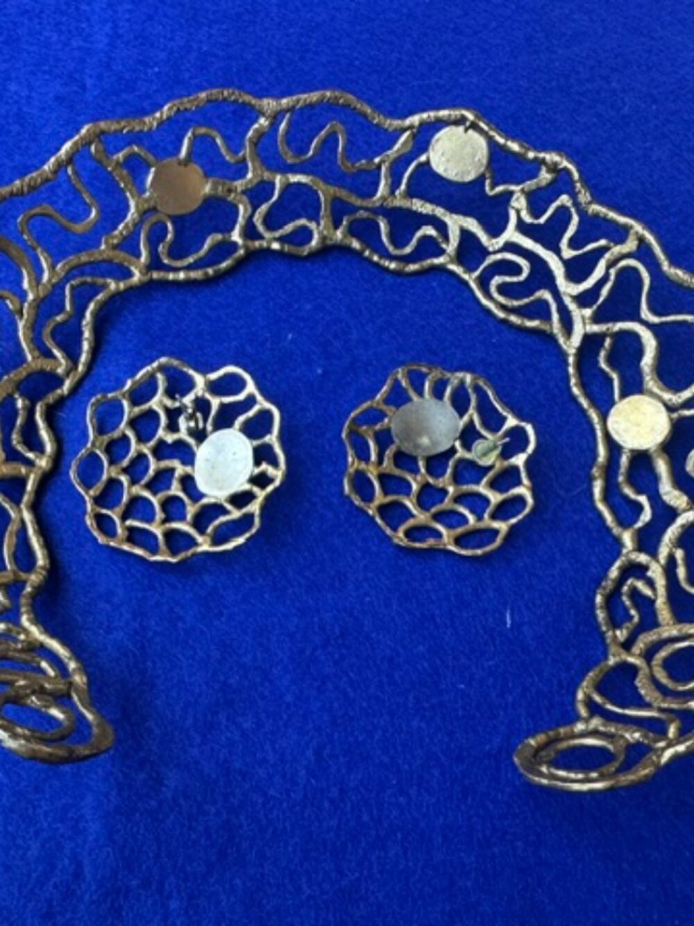 Gold Tone Open Wire Work Choker Necklace, Green Stones & Post Earrings - Picture 5 of 7
